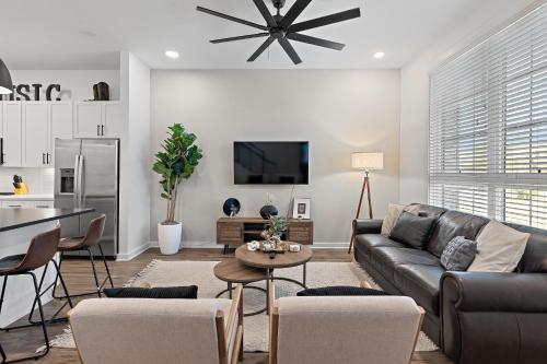Huge Home with Patio - WALK to Shops, Food, Brewery in Nashville, USA
