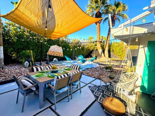 The Twin Palms Art House - vibrant, design-centric oasis, 2 mi to downtown in Palm Springs, USA