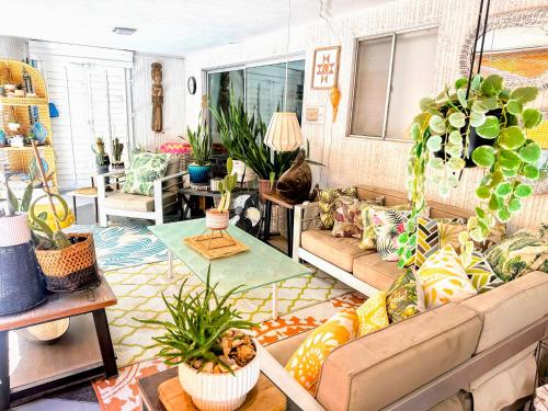 The Twin Palms Art House - vibrant, design-centric oasis, 2 mi to downtown in Palm Springs, USA