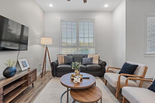 Huge Home with Patio - WALK to Shops, Food, Brewery in Nashville, USA