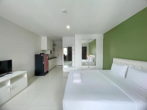 Deluxe Double Room image 9