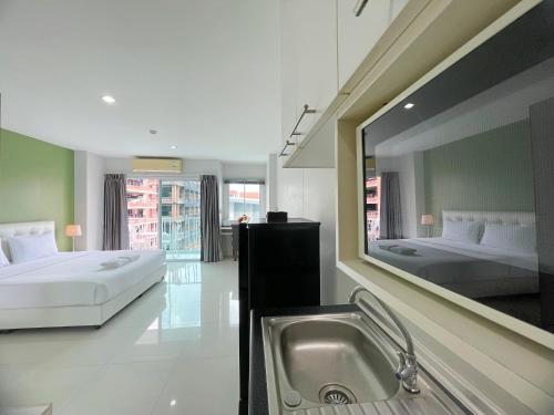Deluxe Double Room image 2