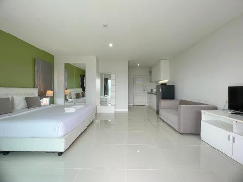 Double Room with Balcony image 8