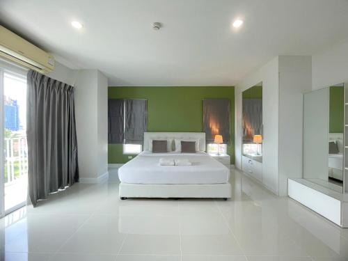 Double Room with Balcony image 7