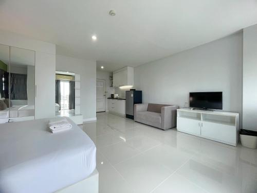 Double Room with Balcony image 9