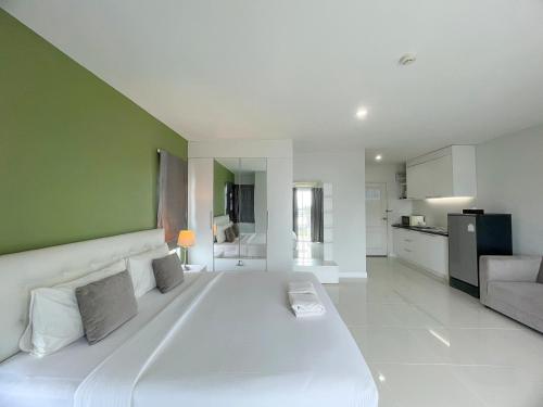 Double Room with Balcony image 6
