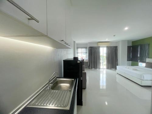 Double Room with Balcony image 4