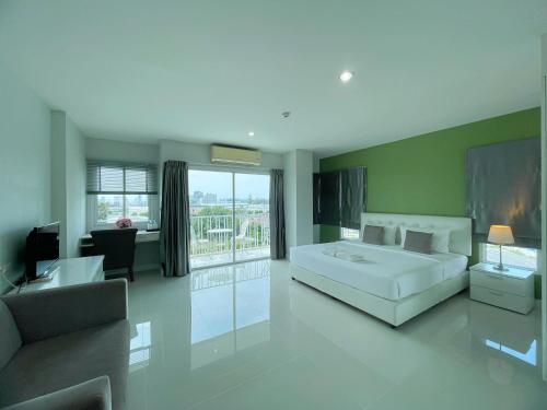 Double Room with Balcony image 3