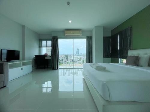 Double Room with Balcony image 2