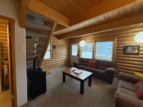 Talkeetna Log Cabin with Hot Tub Unit 1