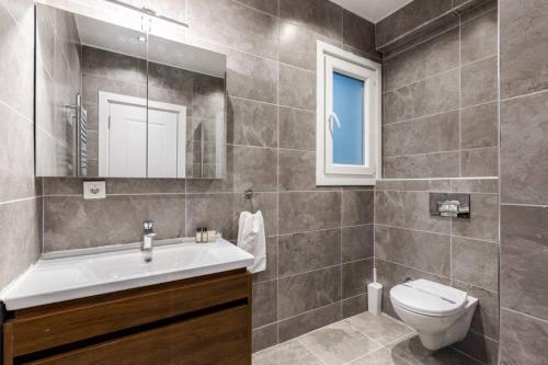 Spacious Modern Airy 4Bed2Bath Central Home! #369 - image 5