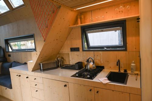Kitchen, Tiny House Pioneer 2 - Green Tiny Spot Friesland in Schortens