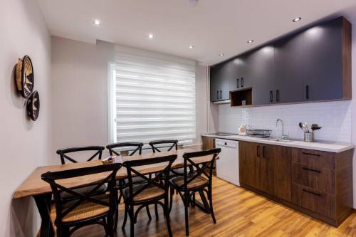 Spacious Modern 4-Bed2Bath Central Oasis! #370 - image 5