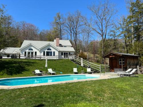 Luxury Woodstock Family Retreat, pool and hot tub in Woodstock, USA
