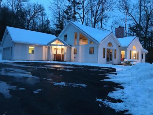 Luxury Woodstock Family Retreat, pool and hot tub in Woodstock, USA