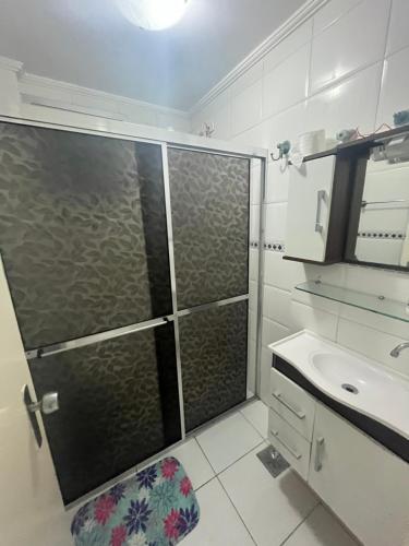 Shower, Apto Guaruja-Pitangueiras -100m da praia, Reserva Minima de 2 noites near Shopping La Plage