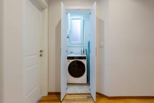 Spacious Modern 4-Bed2Bath Central Oasis! #370 - image 10