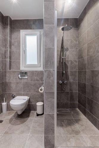 Spacious Modern 4-Bed2Bath Central Oasis! #370 - image 14