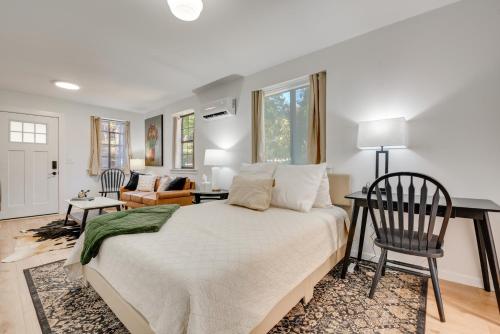 2 Mi to East Atlanta Village Cozy Studio with Porch in Edgewood