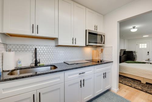 2 Mi to East Atlanta Village Cozy Studio with Porch in Edgewood