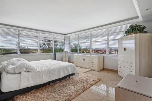 Stunning Oceanfront Corner Unit in Fort Lauderdale in Fort Lauderdale, USA