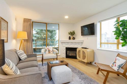 Inviting 2Bdrm Whistler Village Stay with Shared Pool, Sauna, and Hot Tub in Whistler, Kanada
