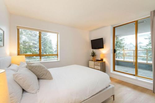 Inviting 2Bdrm Whistler Village Stay with Shared Pool, Sauna, and Hot Tub in Whistler, Canada