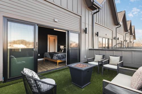 Huge Home with Patio - WALK to Shops, Food, Brewery in Nashville, USA