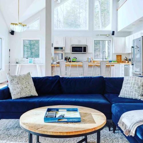 Luxury Woodstock Family Retreat with pool hot tub in Woodstock, USA