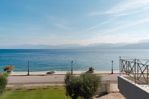 Skats, Nafpaktos Shingle Villa in Marathias (Phocis)