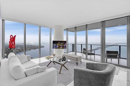 Luxury Corner Unit with Stunning Bay Views Miami in Miami, USA