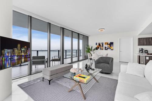 Luxury Corner Unit with Stunning Bay Views Miami in Miami, USA