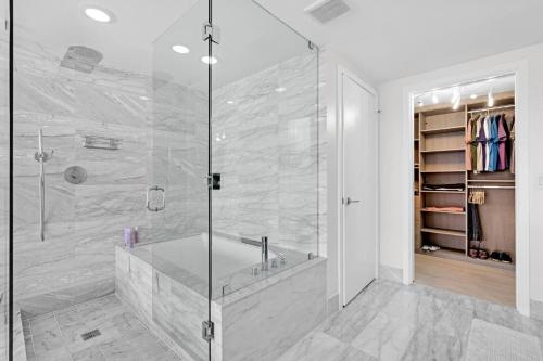 Luxury Corner Unit with Stunning Bay Views Miami in Miami, USA