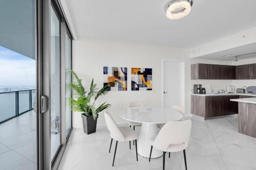 Luxury Corner Unit with Stunning Bay Views Miami in Miami, USA