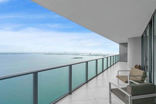 Luxury Corner Unit with Stunning Bay Views Miami in Miami, USA