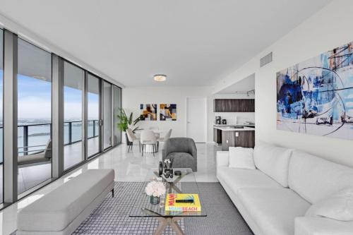 Luxury Corner Unit with Stunning Bay Views Miami in Miami, USA
