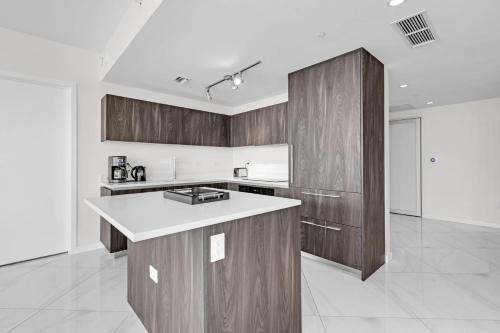 Luxury Corner Unit with Stunning Bay Views Miami in Miami, USA