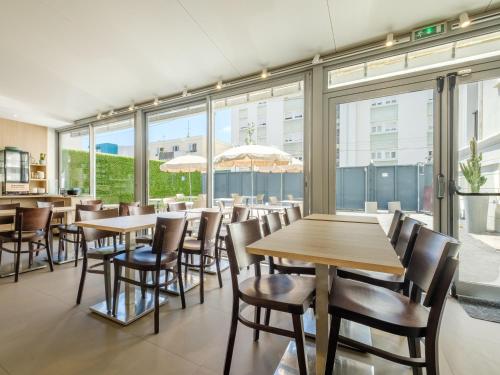 Food and beverages, B&B HOTEL Antibes Juan-les-Pins in Le Fournel