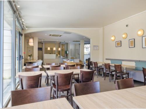 Food and beverages, B&B HOTEL Antibes Juan-les-Pins in Le Fournel