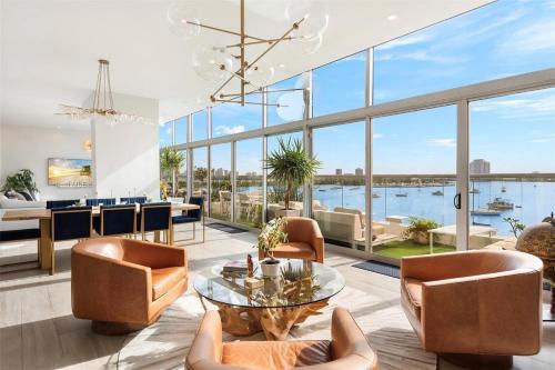 Spacious Corner Unit with Bay Views in Miami Beach in Miami Beach, USA