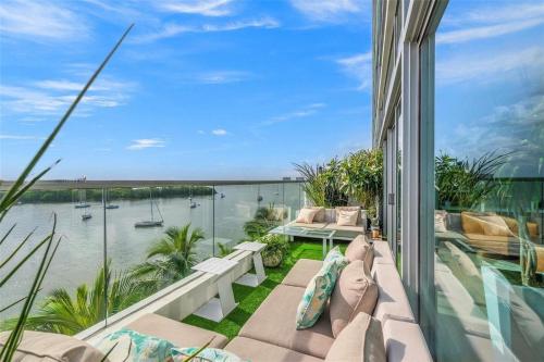 Spacious Corner Unit with Bay Views in Miami Beach in Miami Beach, USA