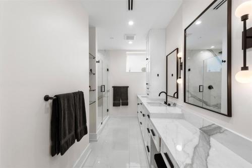 Spacious Corner Unit with Bay Views in Miami Beach in Miami Beach, USA