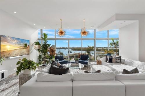 Spacious Corner Unit with Bay Views in Miami Beach in Miami Beach, USA