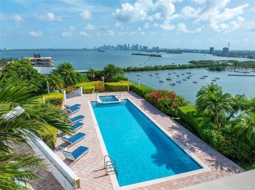 Spacious Corner Unit with Bay Views in Miami Beach in Miami Beach, USA