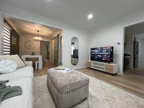Fully Furnished Upscale Family Home 5B 3Ba in Royal Oak, USA