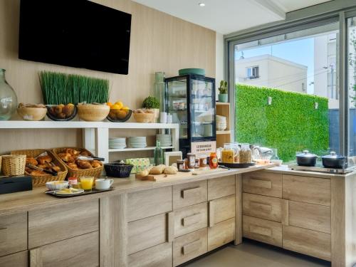 Food and beverages, B&B HOTEL Antibes Juan-les-Pins in Le Fournel