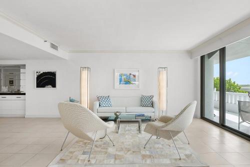 Oceanfront with Direct Pool & Beach Access in Palm Beach in Palm Beach, USA
