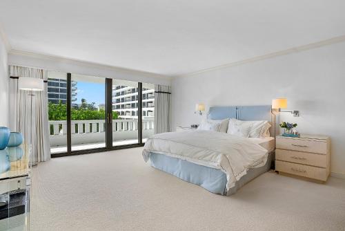 Oceanfront with Direct Pool & Beach Access in Palm Beach in Palm Beach, USA