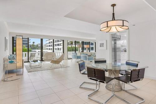 Oceanfront with Direct Pool & Beach Access in Palm Beach in Palm Beach, USA