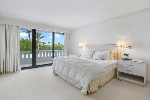 Oceanfront with Direct Pool & Beach Access in Palm Beach in Palm Beach, USA